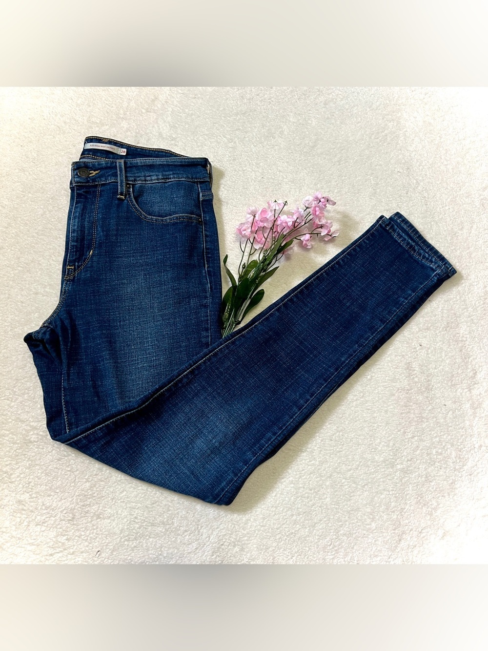 Levi's 721 High Rise Dark Wash Skinny Jean - Size 28